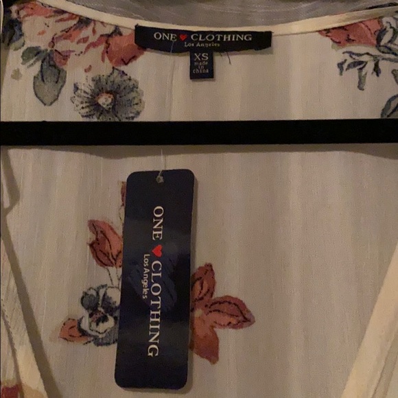 NWT floral blouse - Picture 3 of 5